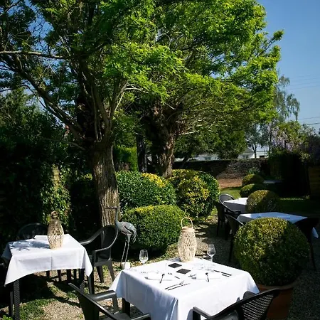 Hotel Logis De L'ombrée Combrée