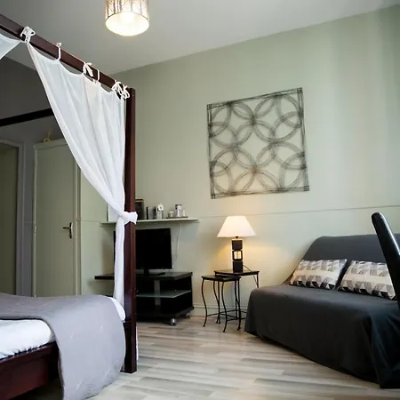 Hotel Logis De L'ombrée Combrée