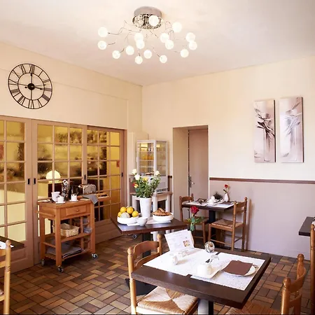 Logis De L'ombrée Hotel