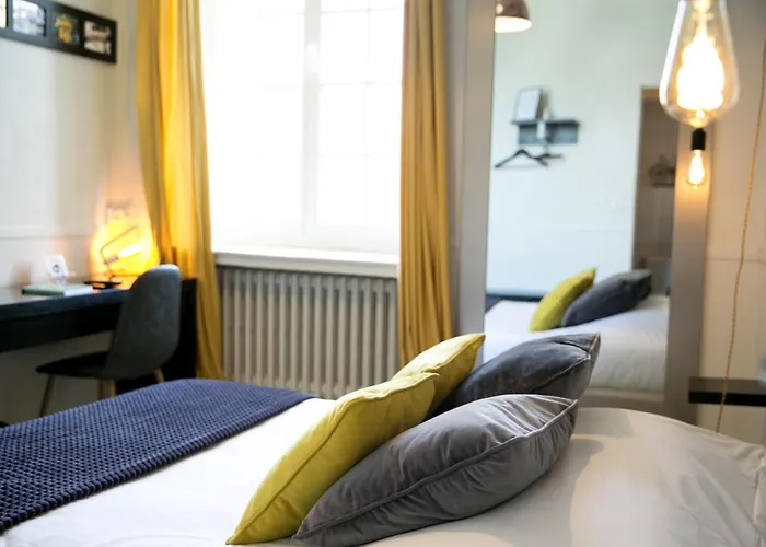 Hotel Logis De L'ombrée Combrée