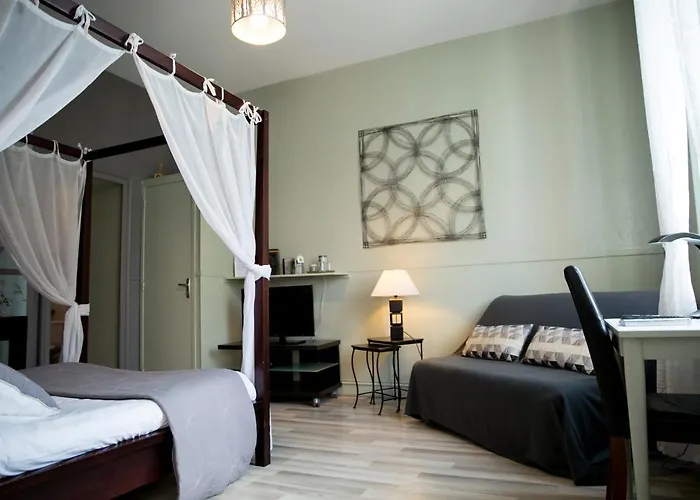 Hotel Logis De L'ombrée Combrée