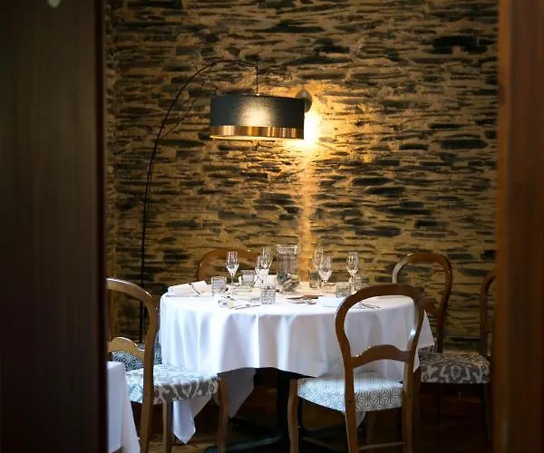 Hotel Logis De L'ombrée Combrée