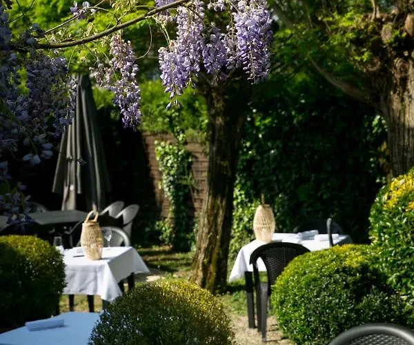 Hotel Logis De L'ombrée 2*