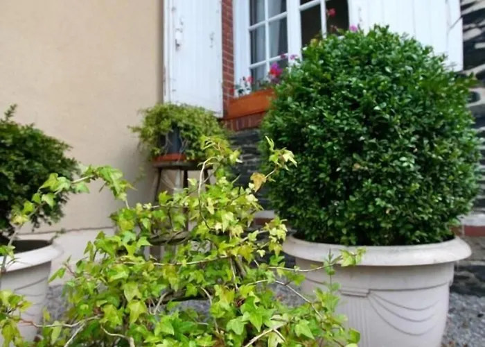 Hotel Logis De L'ombrée