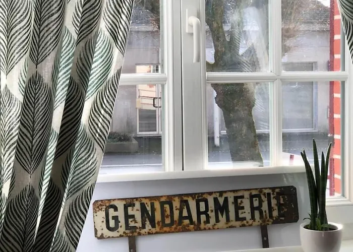 Hotel Logis De L'ombrée Combrée