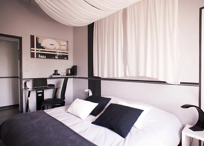 Logis De L'ombrée Hotel 2*