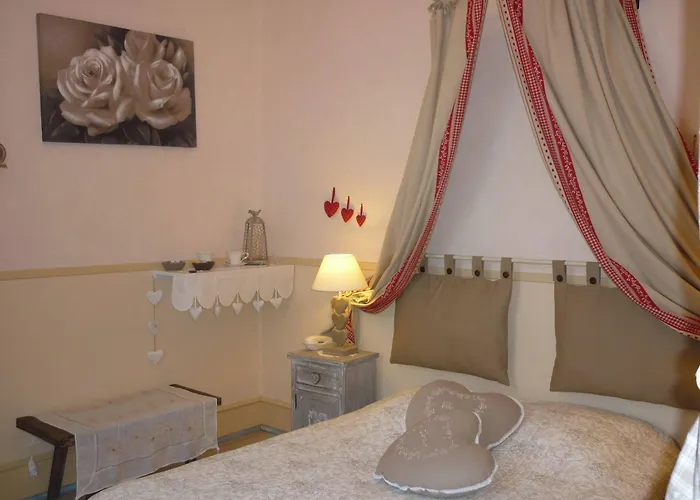 Hotel Logis De L'ombrée Combrée