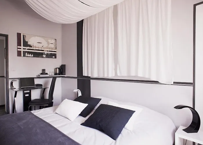 Hotel Logis De L'ombrée Combrée